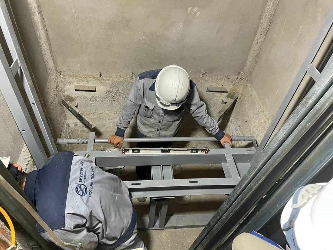 thang máy kính có cần hố pit không